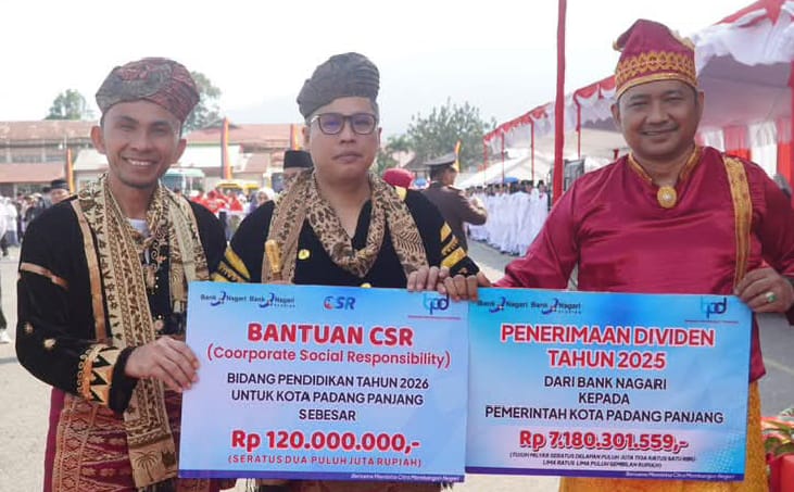 Usai terima bantuan dana CSR dan Dividen, Wako Hendri gelar sesi poto bareng dalam balutan pakaian tradisional.